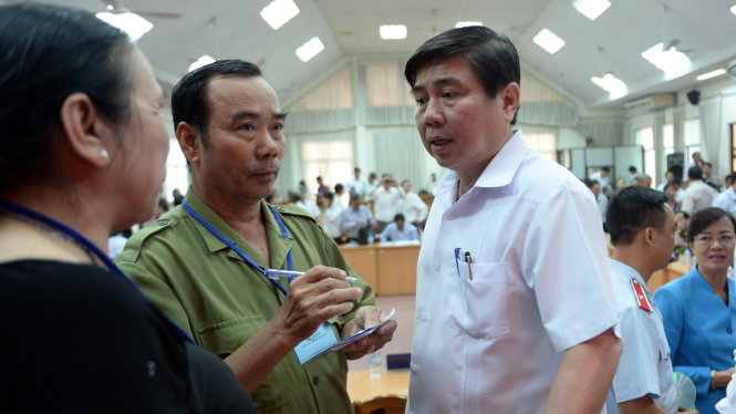 Chủ tịch UBND TP.HCM Nguyễn Thành Phong (phải) tại cuộc đối thoại với người dân dự án Khu đô thị mới Thủ Thiêm - Ảnh: Tự Trung
