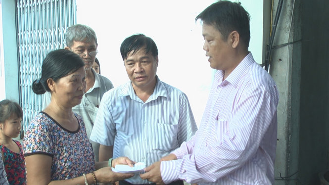Lãnh đạo, UBND huyện Cao Lãnh động viên hỗ trợ bà Tảo - Ảnh: PHÚC ĐIỀN