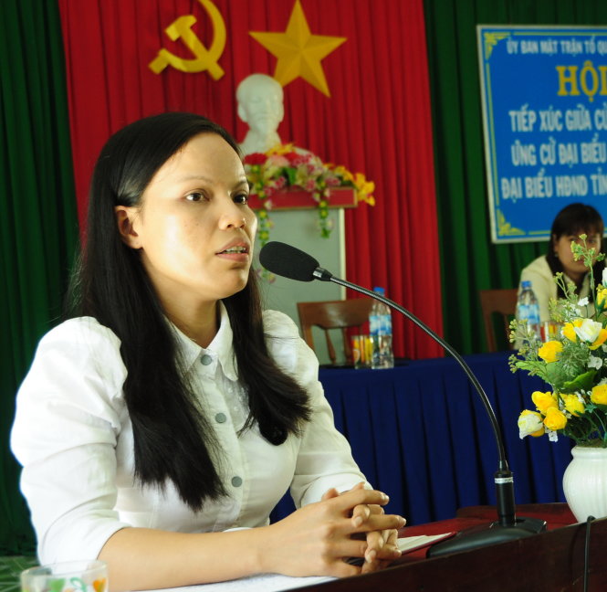 Chị Hồ Thị Vân trong cuộc tiếp xúc cử tri tại xã Trà Phong tháng 5-2016 - Ảnh: T.Mai
