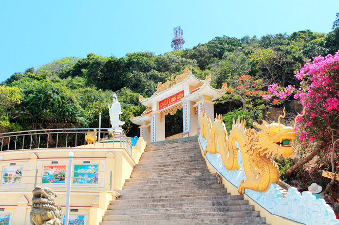 Phú Quý là một hòn đảo thuộc tỉnh Bình Thuận, cách thành phố Phan Thiết 120km về hướng Đông nam. Nơi đây đang thu hút du khách nhờ cảnh quan thiên nhiên hoang sơ tuyệt đẹp cùng nhiều điểm đến hấp dẫn, trong số đó không thể không nhắc đến ngôi chùa cổ Linh Sơn hơn trăm tuổi nằm trên đỉnh núi Cao Cát, nằm ở độ cao 106m so với mực nước biển.