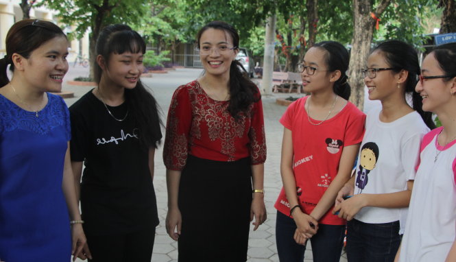 Đại biểu Đinh Thị Kiều Trinh (giữa) và Hoàng Thị Thu Trang (bìa trái) là hai trong số nhiều đại biểu Quốc Hội trẻ trúng cử tại Nghệ An đang trao đổi với các bạn trẻ chiều 9-6 - Ảnh: Doãn Hòa
