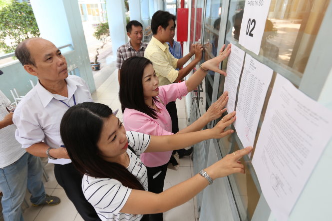 Sáng 10-6, các giám thị Trường THCS Bàn Cờ, Q.3, TP.HCM dán danh sách thí sinh dự thi, quy chế thi... chuẩn bị cho kỳ thi tuyển sinh lớp 10 - Ảnh: Như Hùng