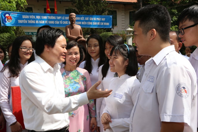 Bộ trưởng Bộ GD-ĐT Phùng Xuân Nhạ trò chuyện với học sinh lớp 12 Trường THPT Lê Quý Đôn, Q.3 
(TP.HCM) trong chuyến thăm và làm việc tại TP.HCM - Ảnh: Như Hùng
