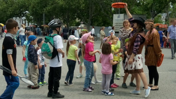 Trẻ em tham gia một trò chơi trên quảng trường Nakhimov ngày cuối tuần, trong nhịp điệu bình thường của cuộc sống trên bán đảo Crimea cuối tháng 5-2016 - Ảnh: P.X.L.