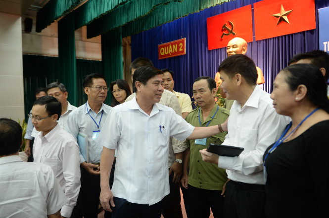 Ông Nguyễn Thành Phong (trái), chủ tịch UBND TP.HCM, đối thoại với đại diện các hộ dân khiếu nại về đất đai, giải tỏa đền bù tại quận 2 - Ảnh: Tự Trung