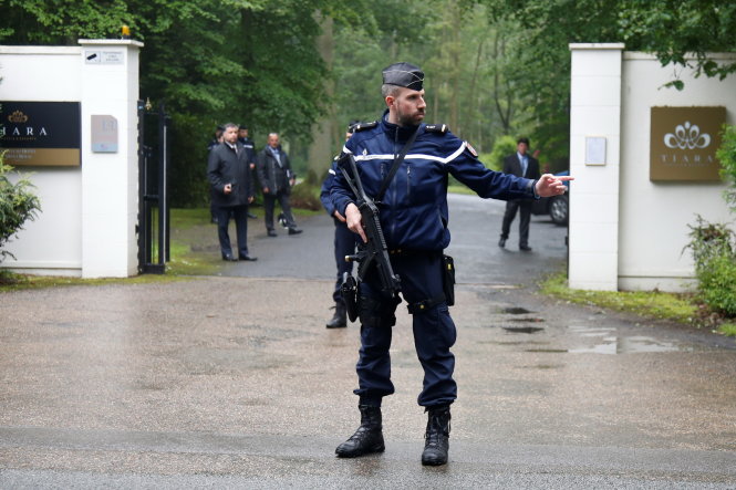 Hiến binh bảo vệ an ninh vòng ngoài nơi trú quân của đội tuyển Romania ở phía Bắc Paris - Ảnh: Reuters