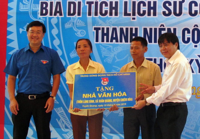 Bí thư thứ nhất Trung ương Đoàn Lê Quốc Phong (bìa trái) và tổng biên tập báo Tuổi Trẻ Tăng Hữu Phong (bìa phải) trao bảng tặng nhà văn hóa - Ảnh: Đ.Bình