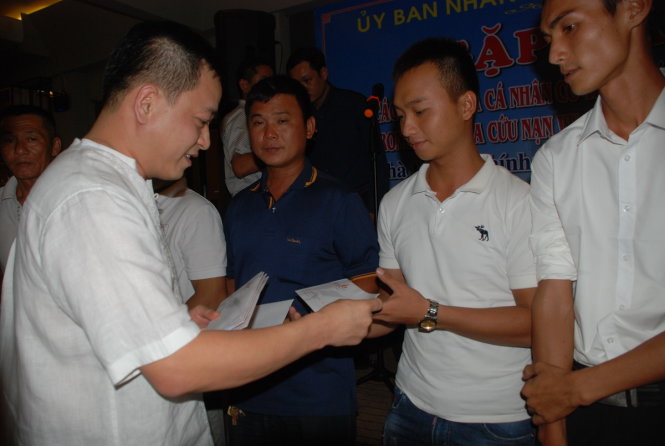 Ông Phan Văn Anh Vũ trao quà cho các ngư dân dũng cảm cứu người - Ảnh: V.Hùng