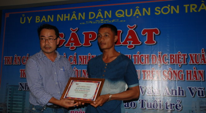 Đại diện báo Tuổi Trẻ (trái) trao giải thưởng cho anh Trường - Ảnh: V.Hùng