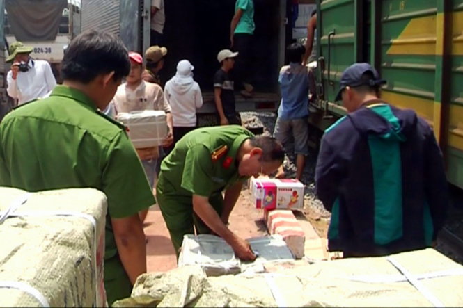 Lực lượng chức năng kiểm tra hàng trên các toa của tàu H7 tại ga Hố Nai - Ảnh: A.L