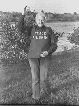 Peace Pilgrim trên đường hành hương - Ảnh: Lilian Johnson/ Tổ chức Những người bạn của Peace Pilgrim cung cấp