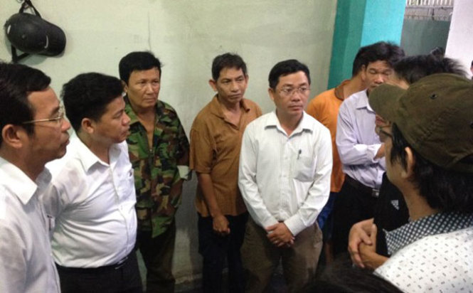 Chính quyền quận Liên Chiểu, TP Đà Nẵng đã đến thăm hỏi gia đình ông N.T.L. sau khi xảy ra sự việc ông giết vợ rồi tự vẫn bỏ lại hai đứa con thơ - Ảnh: Trường Trung