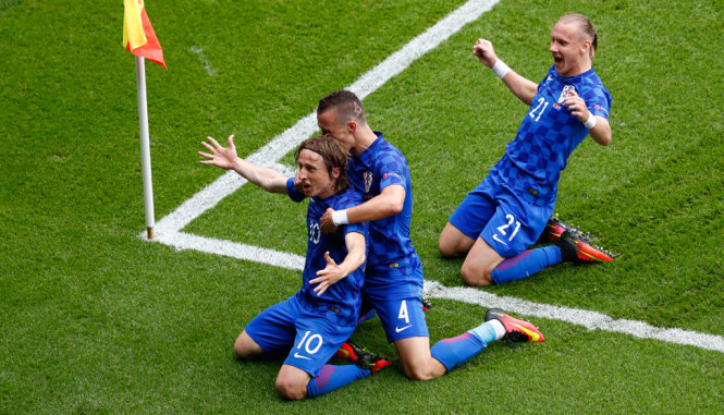 Các cầu thủ Croatia ăn mừng bàn thắng của Modric - Ảnh: REUTERS