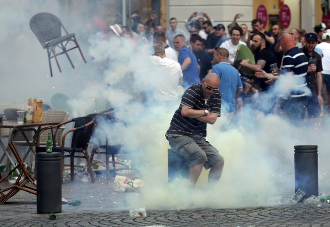 Nhóm CĐV Anh chẳng tỏ vẻ sợ lựu đạn cay - Ảnh: Reuters