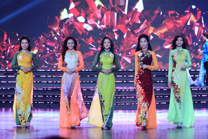 Các thí sinh trong phần thi áo dài trong đêm chung khảo phía nam cuộc thi Hoa hậu VN 2016 tối 12-6 - Ảnh: Quang Định