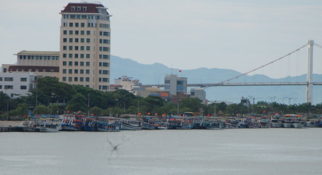 Sau vụ tai nạn chìm tàu chở khách du lịch trên sông Hàn vào đêm 4-6, đội tàu du lịch trên sông Hàn đã bị TP Đà Nẵng tạm dừng hoạt động từ ngày 5-6 để TP kiểm tra, chấn chỉnh hoạt động - Ảnh: V.Hùng