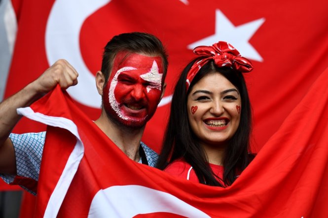 CĐV Thổ Nhĩ Kỳ có mặt trên khán đài cổ vũ đội nhà. Ảnh: UEFA