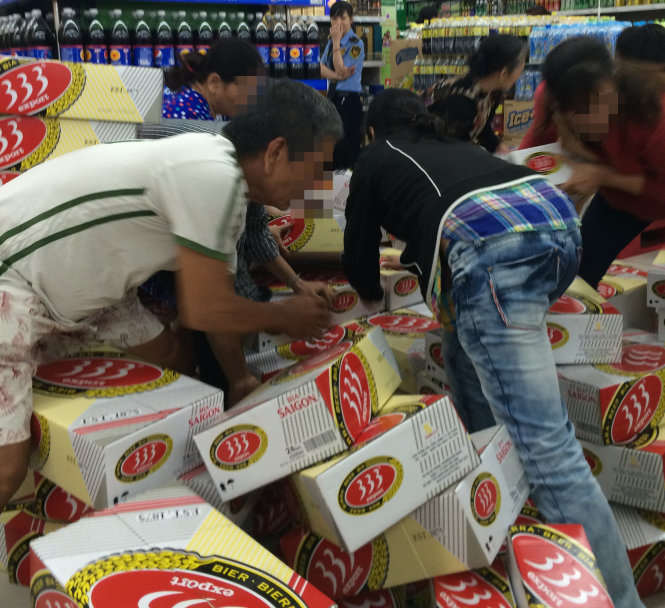 Giành giật bia khuyến mãi tại siêu thị BigC Trường Chinh (Q.Tân Phú, TP.HCM) sáng 12-6 - Ảnh: Dũng Tuấn 