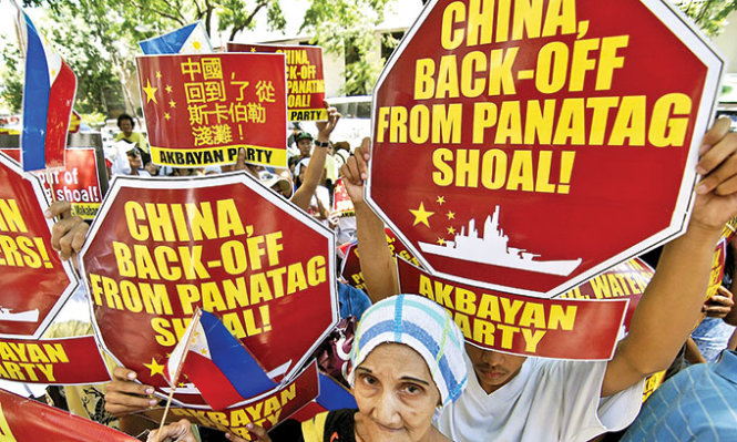 Một cuộc biểu tình của người dân Philippines đòi Trung Quốc rút khỏi bãi cạn Scarborough - Ảnh: Getty Images