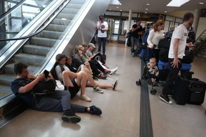 Hành khách vật vờ tại sân bay Arlanda, thủ đô Stockhoml, Thụy Điển ngày 10-6. Ảnh: EPA