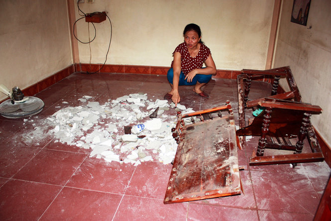 Tài sản trong phòng khách gia đình bà Hương (P.Quỳnh Thiện, TX Hoàng Mai, Nghệ An) bị hư hỏng do trần nhà đổ sập - Ảnh: XUÂN BẢY
