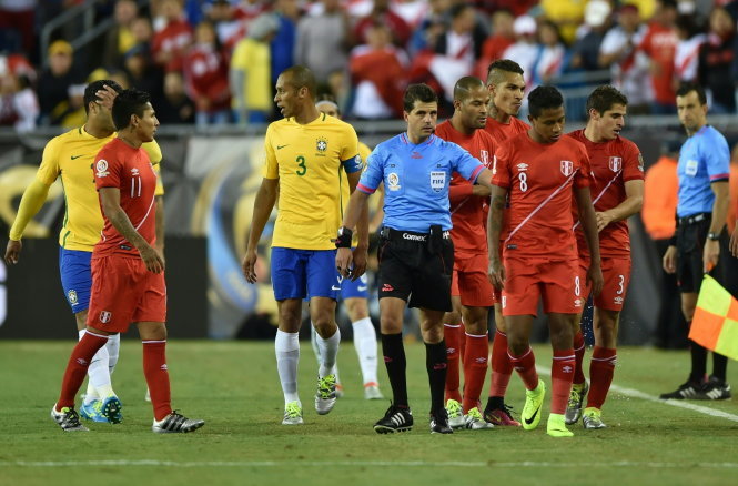 Cầu thủ 2 đội tranh cãi sau bàn thắng mang tính quyết định của Ruidiaz. Ảnh: AFP