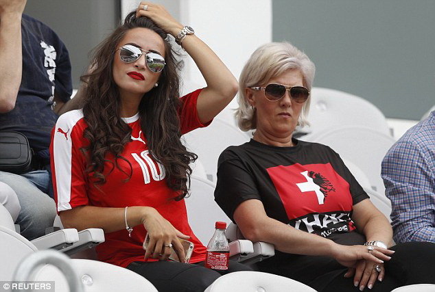Bà Elmaze Xhaka (phải) trên khán đài sân Stade Bollaert-Delelis (TP Lens) xem trận hai con trai thi đấu cho hai đội tuyển khác nhau là Thụy Sĩ và Albania                - Ảnh: Daily Mail