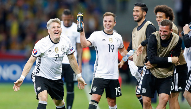 Schweinsteiger (trái) ăn mừng bàn thắng ấn định tỉ số 2-0 vào lưới Ukraine - Ảnh: REUTERS