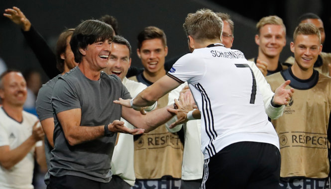 HLV Joachim Loew (trái) ăn mừng bàn thắng nâng tỉ số lên 2-0 của Schweinsteiger - Ảnh: REUTERS