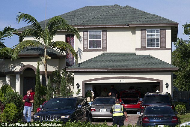 Biệt thự của ông Seddique Mateen tại Florida ở cùng con phố với nhà con trai ông đã bị cảnh sát lục soát ngày 12-6 - Ảnh: Dailymail
