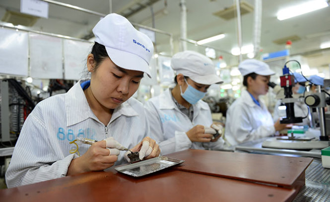 Công nhân nhà máy Sankyo trong Khu công nghệ cao TP.HCM sản xuất thiết bị điện tử - Thuận Thắng