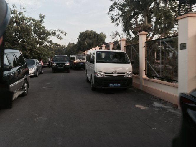 Lúc 16g ngày 10-6, đã có nhiều xe biển số xanh đậu trước nhà ông Lê Minh Tấn, giám đốc Sở LĐ-TB&XH TP.HCM - Ảnh: Gia Minh