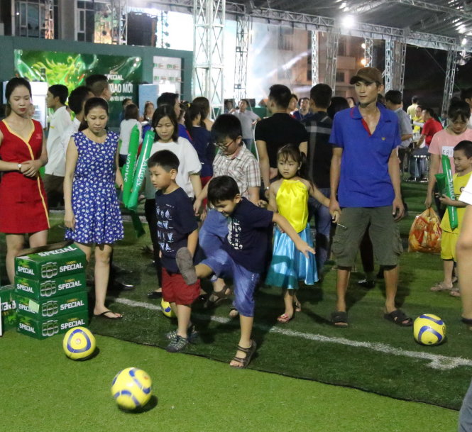 Trẻ em thích thú với trò chơi đá bóng ở khu fan zone Bình Dương - Ảnh: H.Đ.