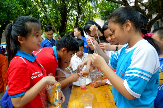 Trẻ em chung cư Nguyễn Kim (Q.10) hào hứng khi được hướng dẫn cách pha màu - Ảnh: C.Tiên
