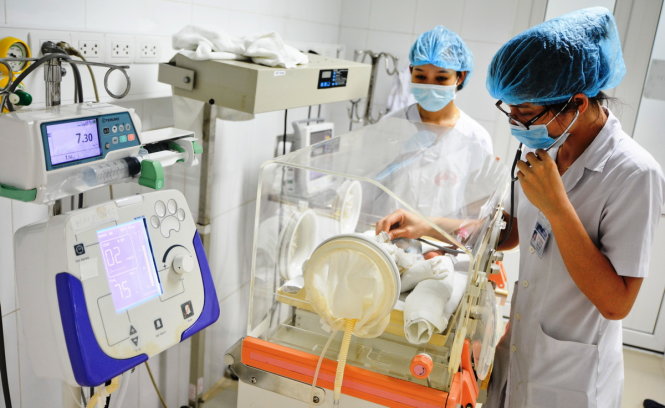 Con của sản phụ Tin đang được chăm sóc trong lồng ấp tại khoa Sản bệnh viện Hữu nghị Đa khoa Nghệ An - Ảnh: Hoàng Yến