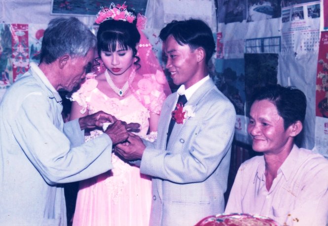 Ông Chinh (bìa phải) trong đám cưới của con khi còn sống - Ảnh gia đình cung cấp