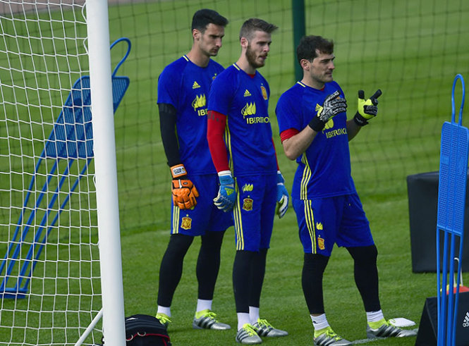 Ba thủ thành của đội Tây Ban Nha (từ trái qua): Sergio Rico, David De Gea và Iker Casillas trong buổi tập chuẩn bị trận gặp CH Czech   
 Ảnh: AFP