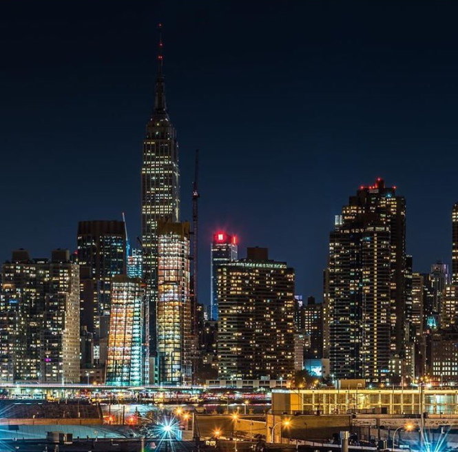Tòa Empire State Building tắt điện đêm qua 12-6 để tưởng niệm nạn nhân xả súng - Ảnh: FB