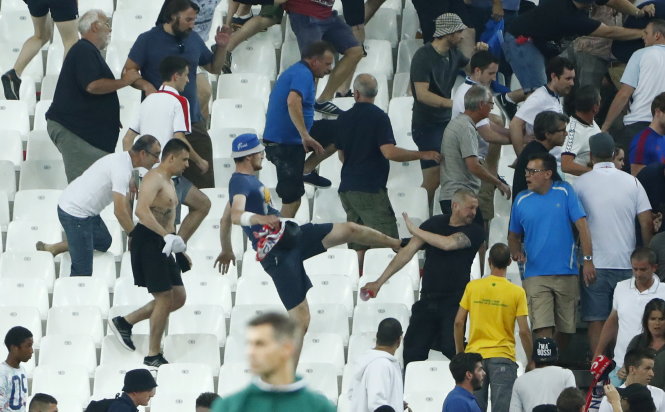 Cổ động viên quá khích của Anh đánh nhau trên khán đài khi kết thúc trận Anh - Nga tối 11-6 ở Marseille - Ảnh: Reuters