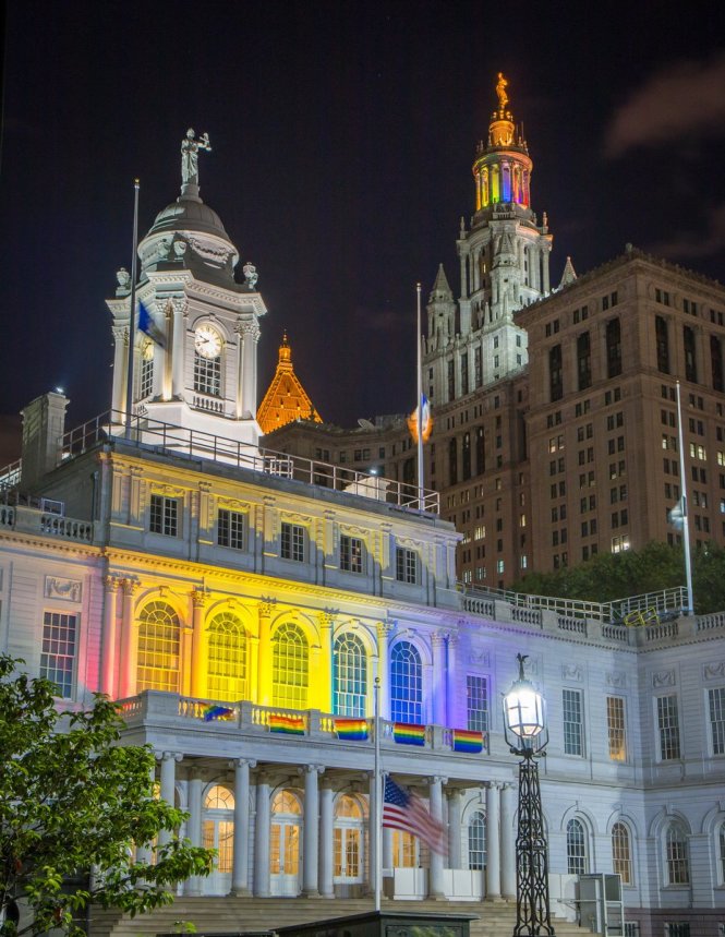 Tòa thị chính New York và tòa Manhattan Municipal Building thắp đèn lục sắc tưởng niệm nạn nhân vụ xả súng  - Ảnh: FB
