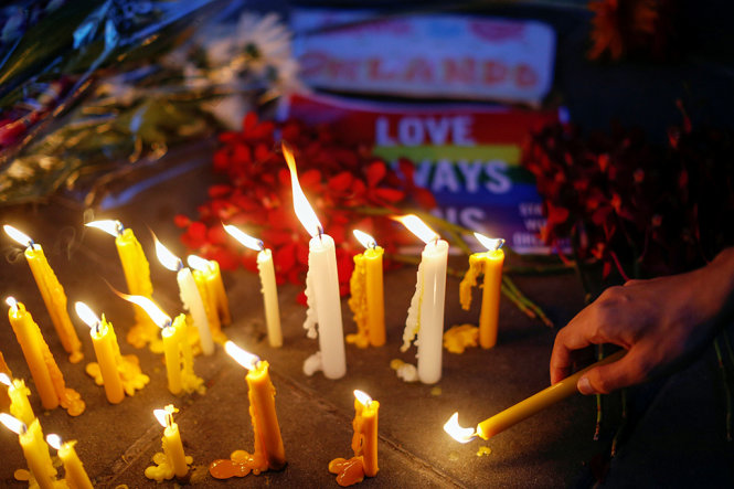 Những ngọn nến được đốt để tưởng niệm các nạn nhân - Ảnh: REUTERS