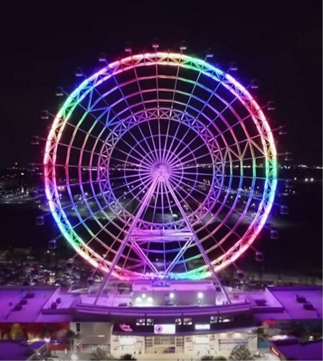 Orlando Eye cũng thắp đèn tưởng niệm nạn nhân xả súng - Ảnh: FB