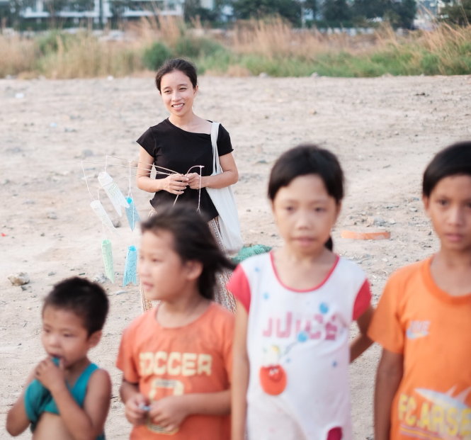 Chị Thu Lành trưởng dự án trong chương trình Gieo tổ chức ở một xóm trẻ ngụ cư - Ảnh: Quang Trầm