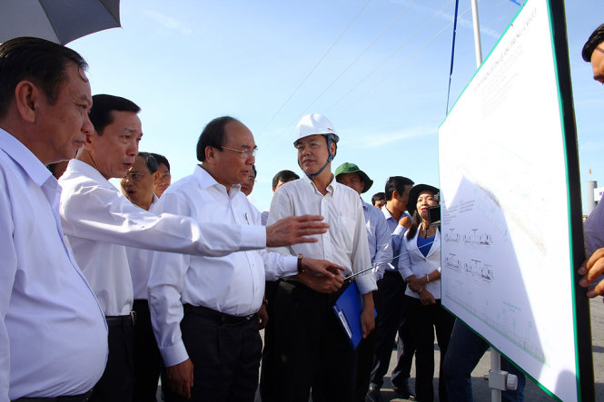 Thủ tướng Nguyễn Xuân Phúc khảo sát một số dự án giao thông trên địa bàn thành phố Cần Thơ ngày 13 - 6 - Ảnh: CHÍ QUỐC