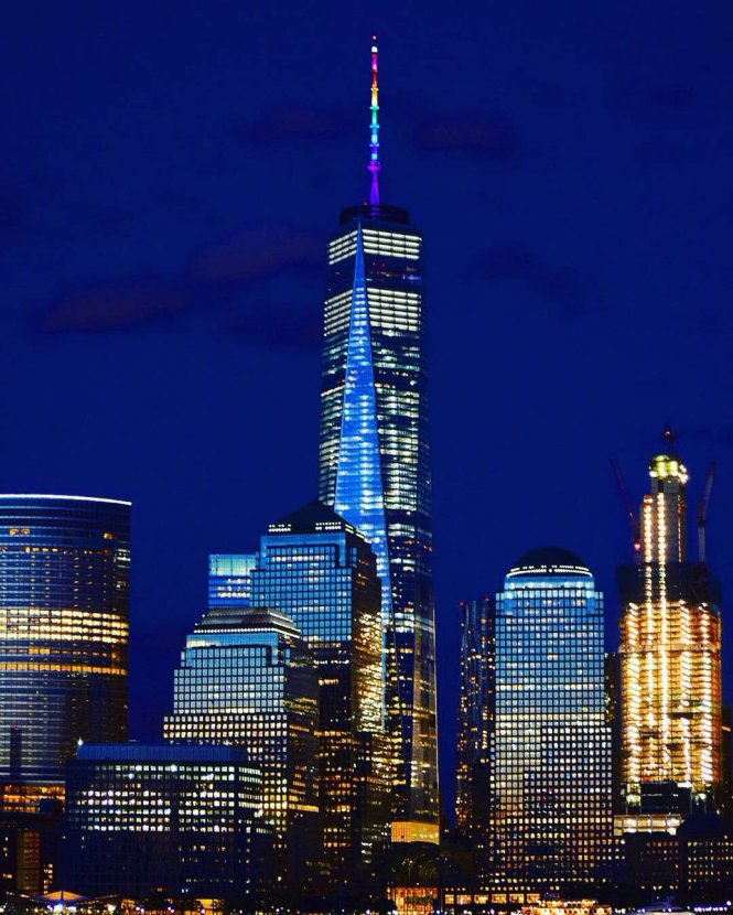 Tòa nhà Trung tâm thương mại thế giới thắp đèn tưởng niệm nạn nhân xả súng - Ảnh: FB