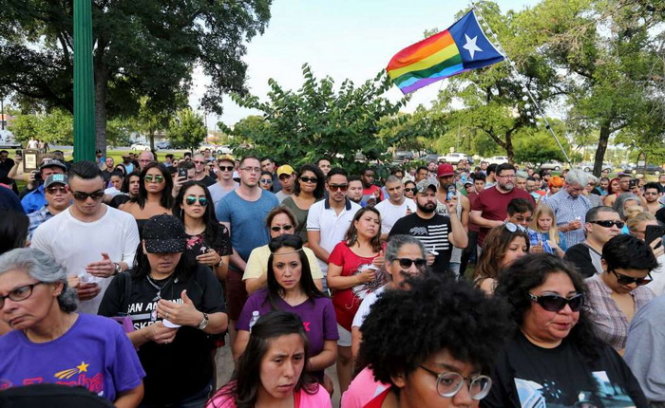 Người dân ở San Antonio, bang Texas tưởng niệm nạn nhân vụ xả súng ở Orlando - Ảnh: mysanantonio.com