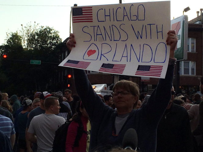 Người dân Chicago tưởng niệm nạn nhân xả súng - Ảnh: Twitter