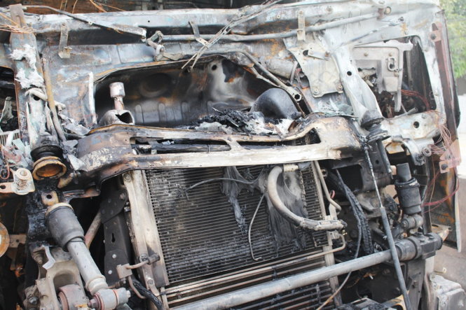 Vụ cháy khiến chiếc xe chỉ còn trơ khung sắt.