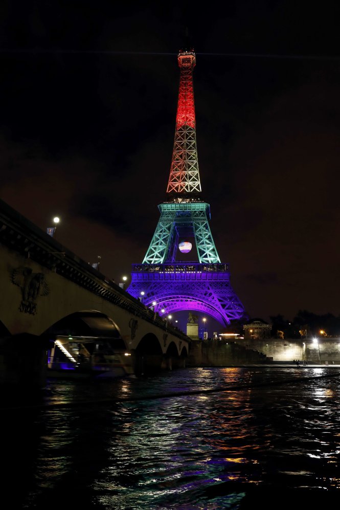 Tháp Eiffel tại Paris đã thắp sáng đèn tưởng niệm các nạn nhân trong vụ xả súng tại hộp đêm Pulse ở thành phố Orlando, bang Florida - Ảnh: Reuters