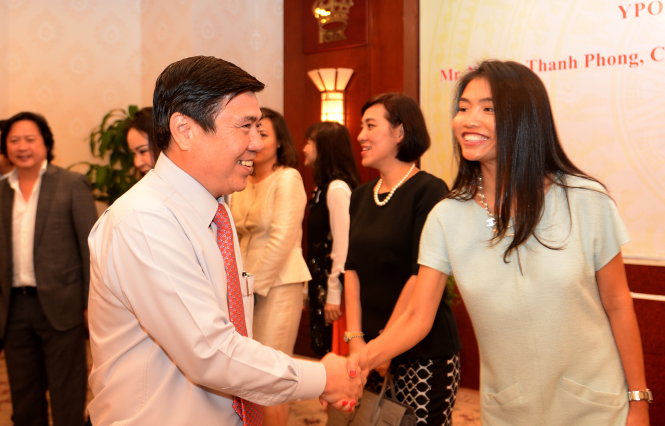 Ông Nguyễn Thành Phong, chủ tịch UBND TP.HCM, cùng các thành viên Tổ chức Lãnh đạo trẻ VN - Ảnh: TỰ TRUNG